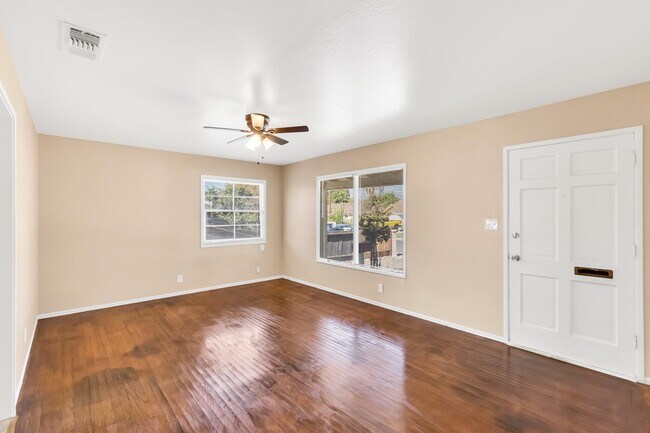 Building Photo - 736 Las Palmas Ave