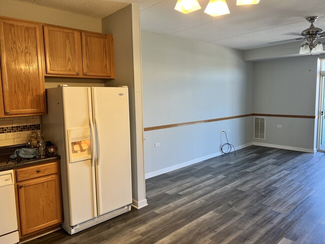 Building Photo - 9355 IL-19