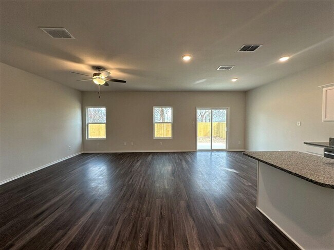 Building Photo - 4 Bedroom 2 Bath in Whitehouse ISD!