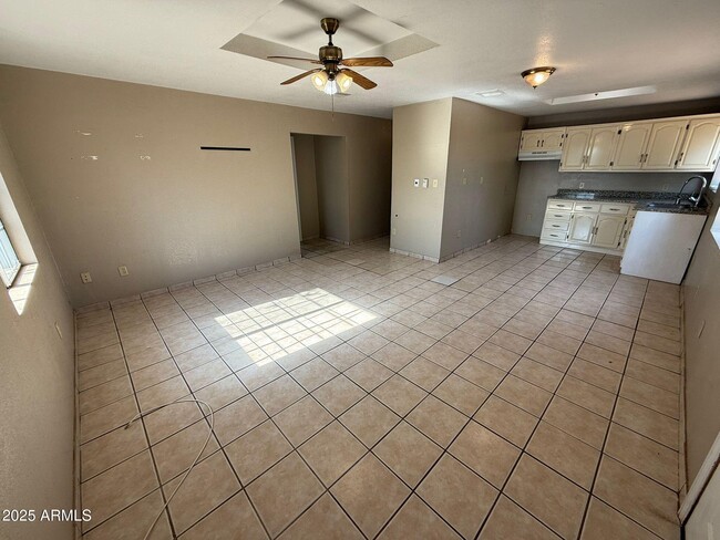 Foto del edificio - 2484 N Sulphur Springs St