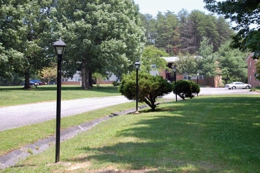 Building Photo - 121 Pines Village Dr