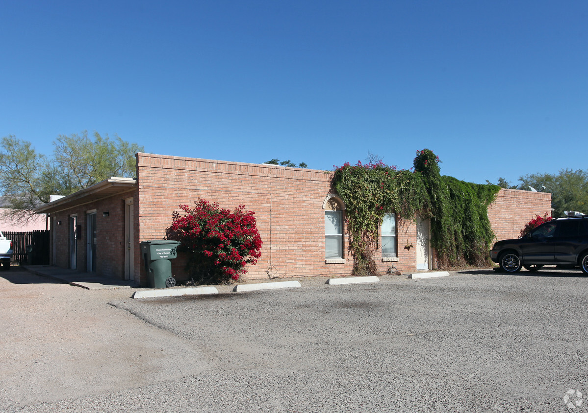 3038 - 3068 N Edith Blvd - Desert Village Apartments