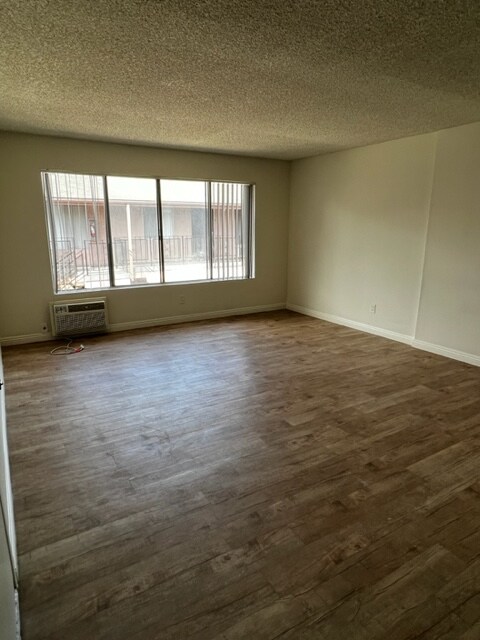 Foto del edificio - 9146 Somerset Blvd
