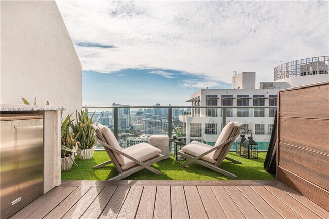 Foto del edificio - 121 NE 34th St