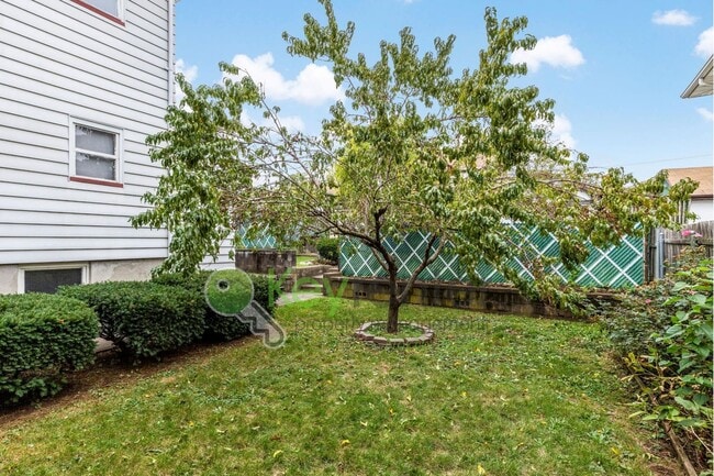 Building Photo - 1-Bed Apartment with Hardwood Floors, In-U...