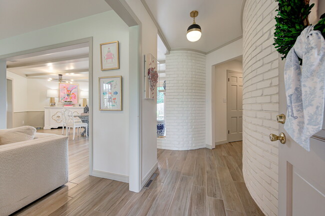Building Photo - 9800 Ashley Pl