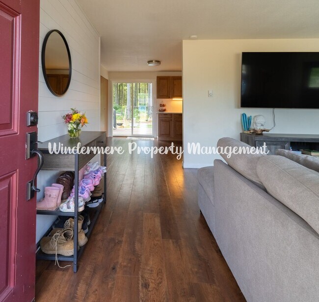 Photo - Bright and cheery 3 bed rambler on large f... House