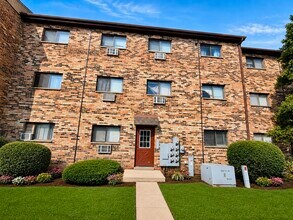 Building Photo - 1510 N Silver Ln