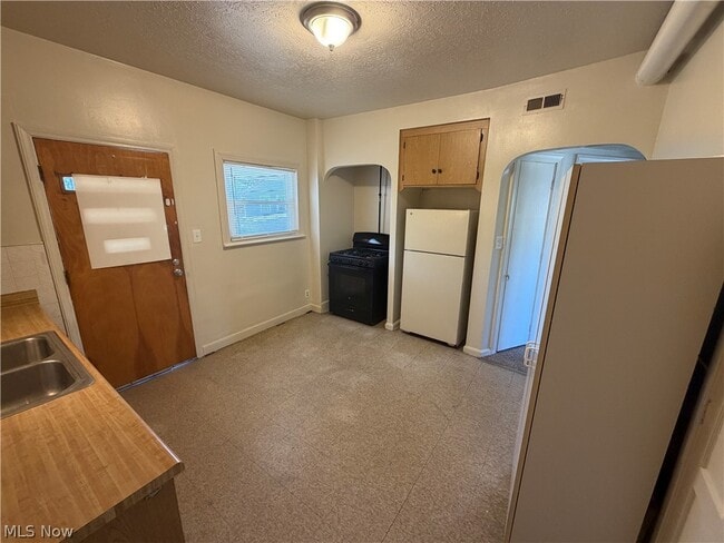Building Photo - 15300 Waterloo Rd