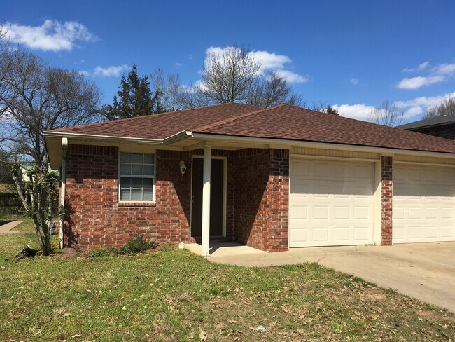 Building Photo - 403 Valley Dr