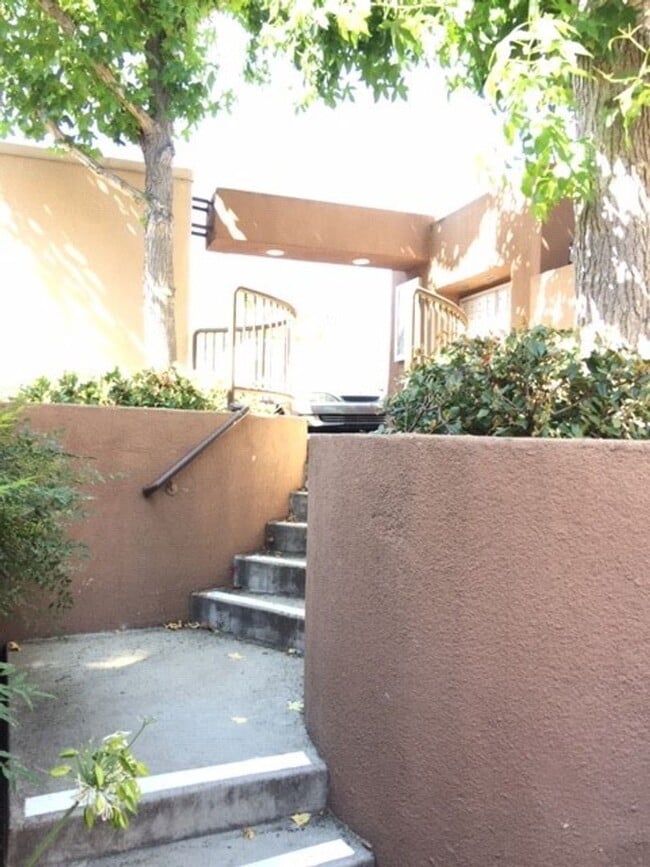Building Photo - 2 BEDROOM CONDO WITH GARAGE