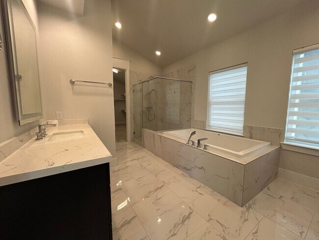 Building Photo - Charming Three Bedroom in Houston!
