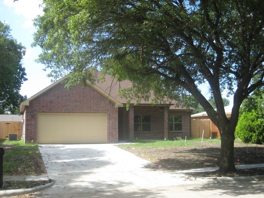 1909 Hawthorne Ln, Plano, TX 75074 House Rental in Plano, TX