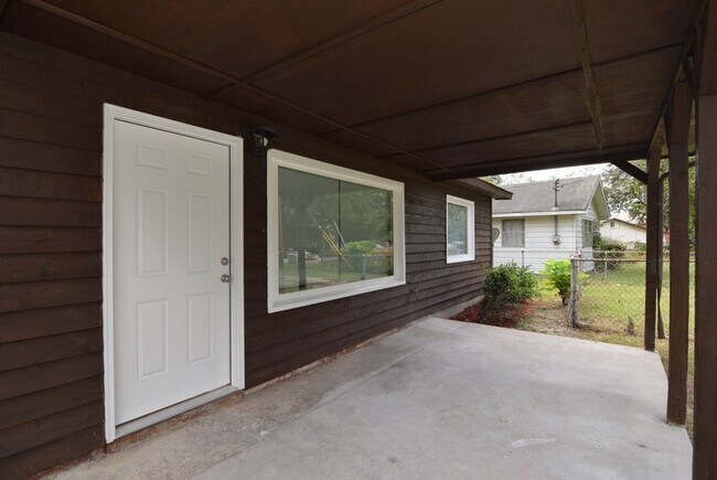 Foto del edificio - Nicely Updated 3 Bedroom House with Fully Fenced Yard