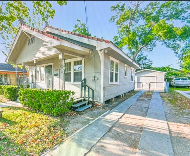 Foto del edificio - 208 W Lobit Ave