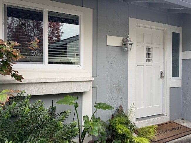 Building Photo - Beautiful 2 bedroom, 2 bath single level t...