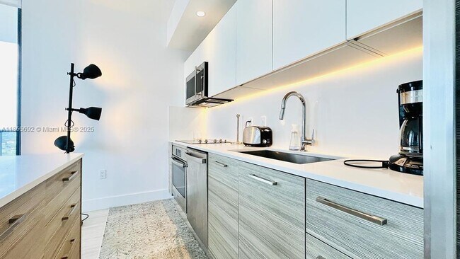 Foto del edificio - 121 NE 34th St
