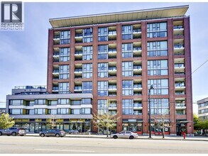 Building Photo - 2689 Kingsway
