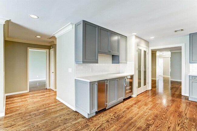 Foto del edificio - 8826 Chatsworth Dr