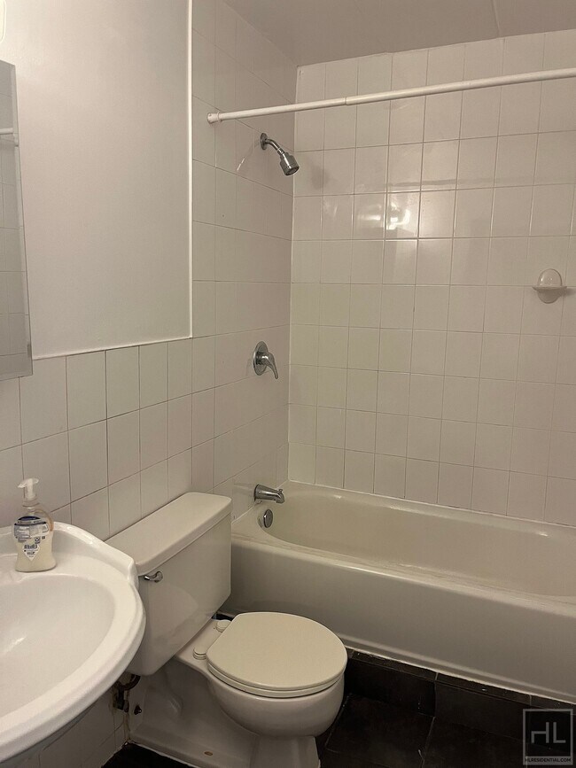 Foto del edificio - Nice King Size Bedroom in Elmhurst, NY