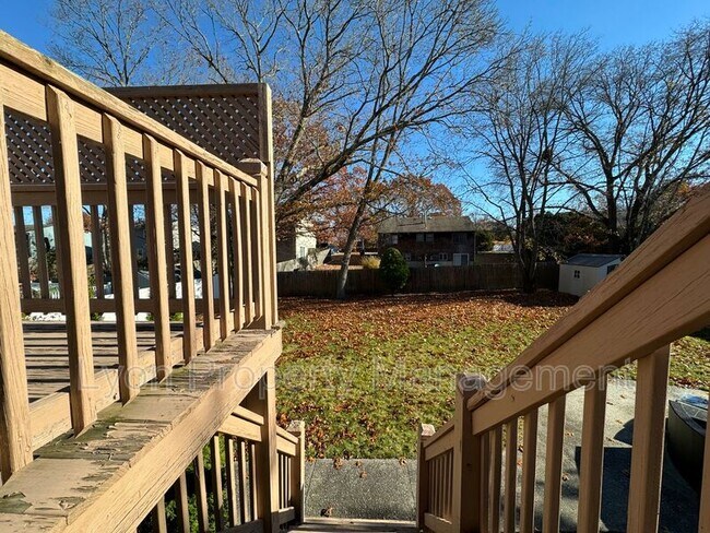 Building Photo - 112 Sycamore Ave