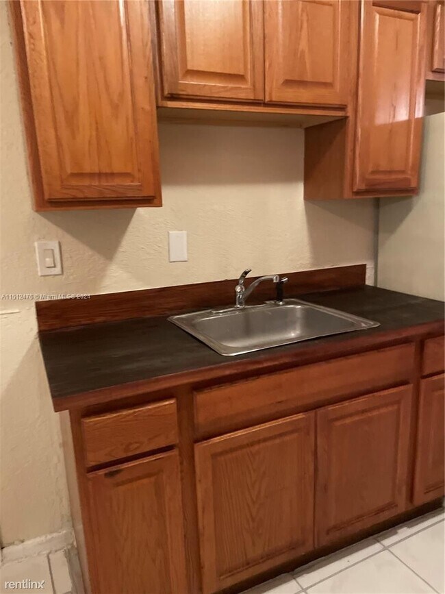 Building Photo - 4 br, 2 bath House - 640 SW 16th Ave # 1-4