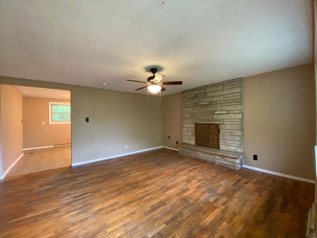 Building Photo - Available Aug 28th , 2026!