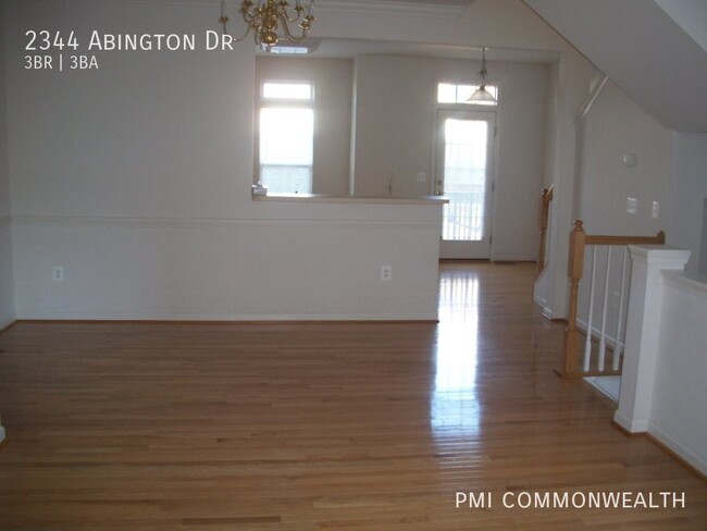 Building Photo - 3 Bed / 2.5 Bath Townhouse (Available 2/24...