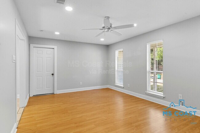 Foto del edificio - 472 Ginger Dr