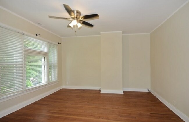 Foto del edificio - 1943 W Warner Ave