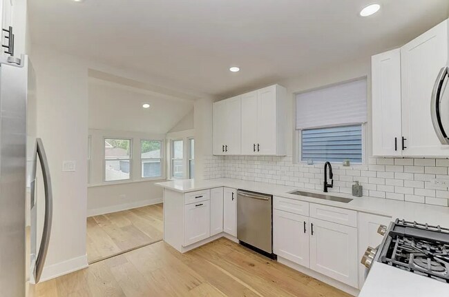 Foto del edificio - Portage Park 4 bed, 2.5 bath classic!