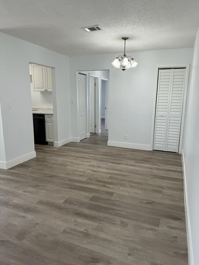 Foto del edificio - MOVE IN SPECIAL! New Floors and Stainless ...