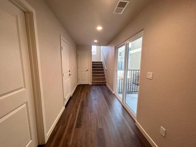 Foto del edificio - 916 Summer Ct