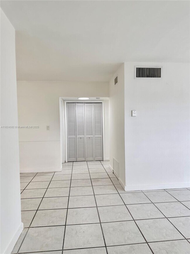 Foto del edificio - 950 Biarritz Dr