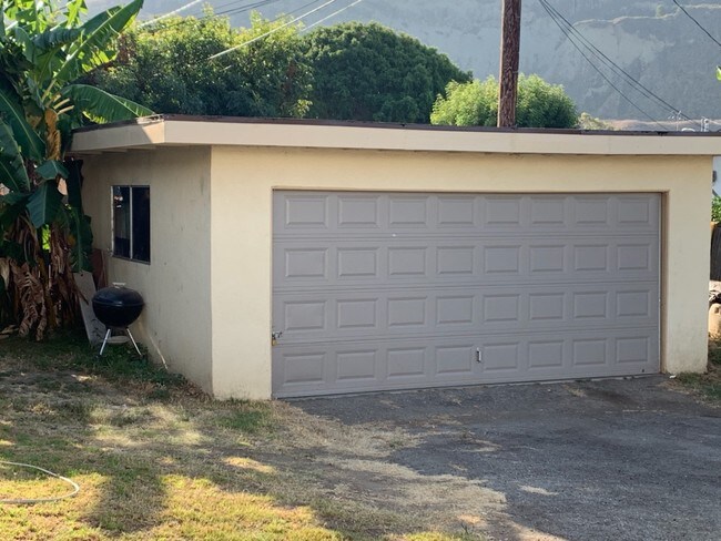 Shared Garage & Parking - 126 Cameron Ct