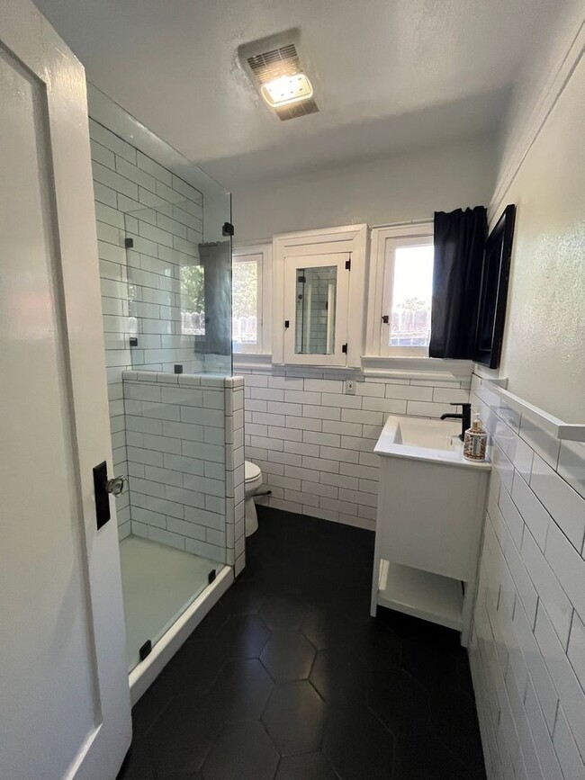 Building Photo - 2-Bedroom Back House in Historic Whittier ...