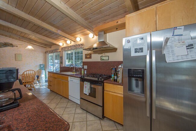 Kitchen - 10562 Creek Rd