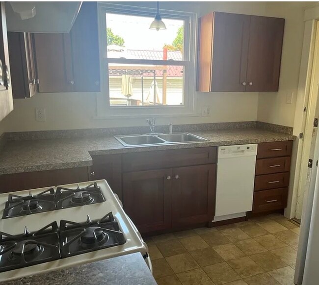 Building Photo - 328 Clayton Ave