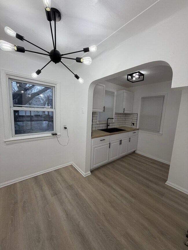 Building Photo - 3 bedroom Fully renovated Westside Bungalow