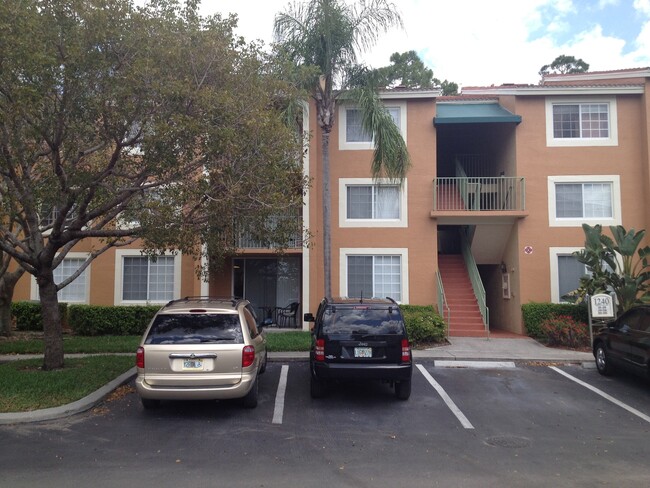 Building Photo - 2 Bedroom 2 Bath available in the Enclave