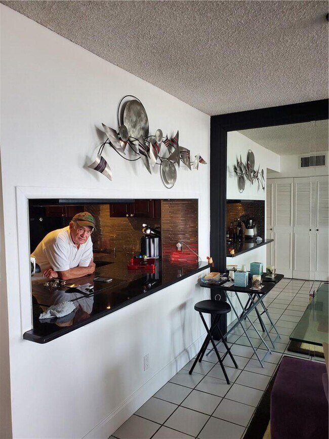 Foto del edificio - 1609 N Riverside Dr