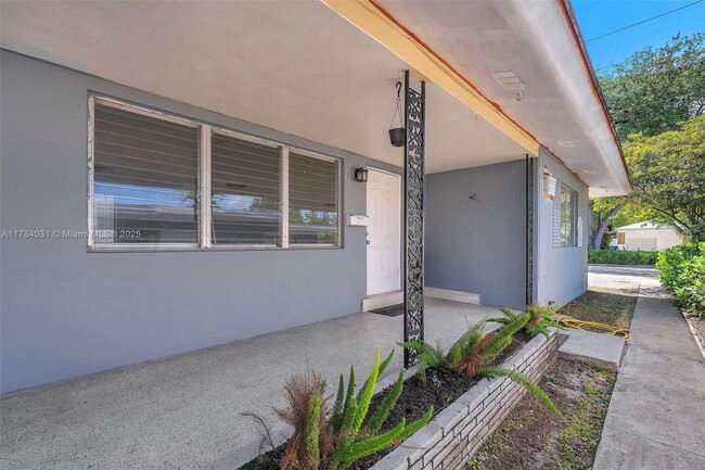 Building Photo - 923 N 17th Ave