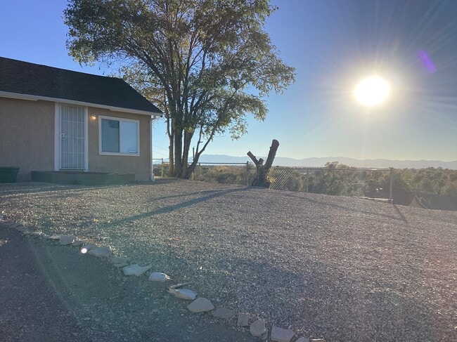 Foto del edificio - 1102 E 2nd St