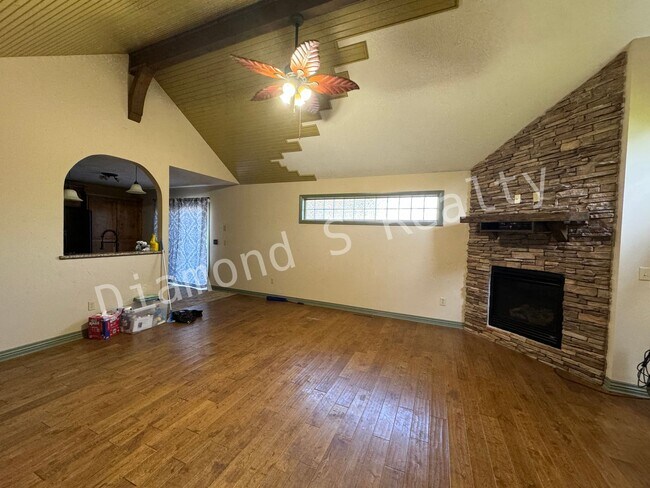 Foto del edificio - 3 Bedroom / 2 Bath - Golden Acres Subdivis...