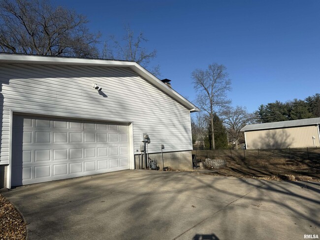 Building Photo - 16 Webster Hill Estates