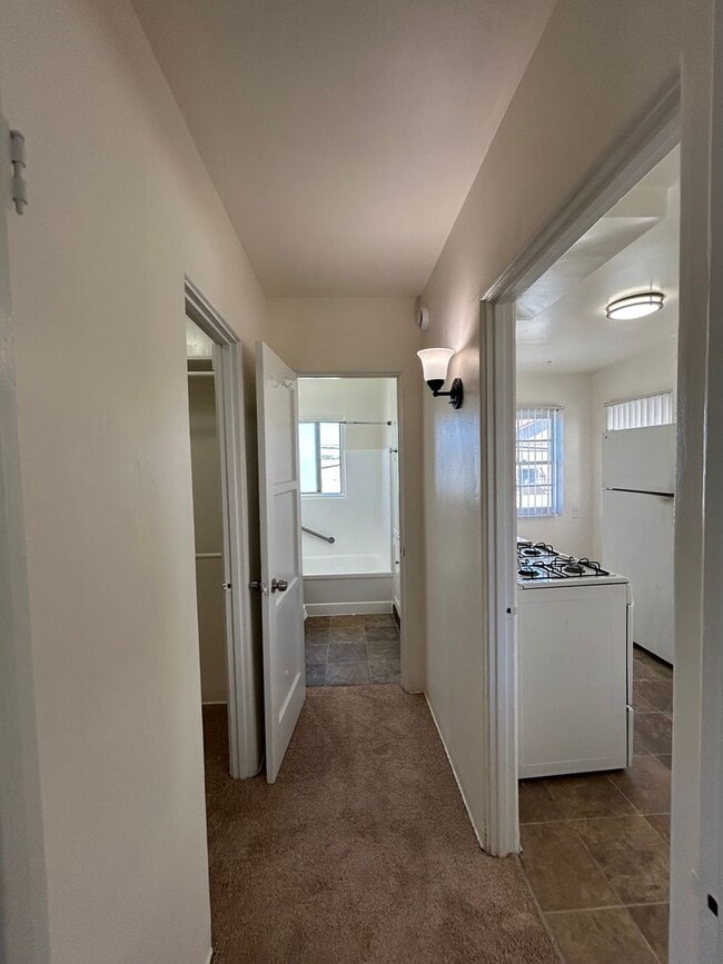 Building Photo - Bright Upstairs Studio Available NOW