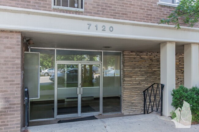 Building Photo - 7120 N Sheridan Rd