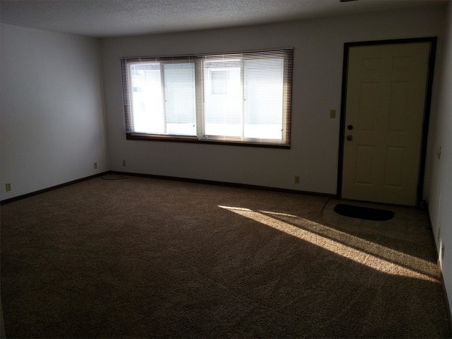 Building Photo - 3215 Terrace Dr