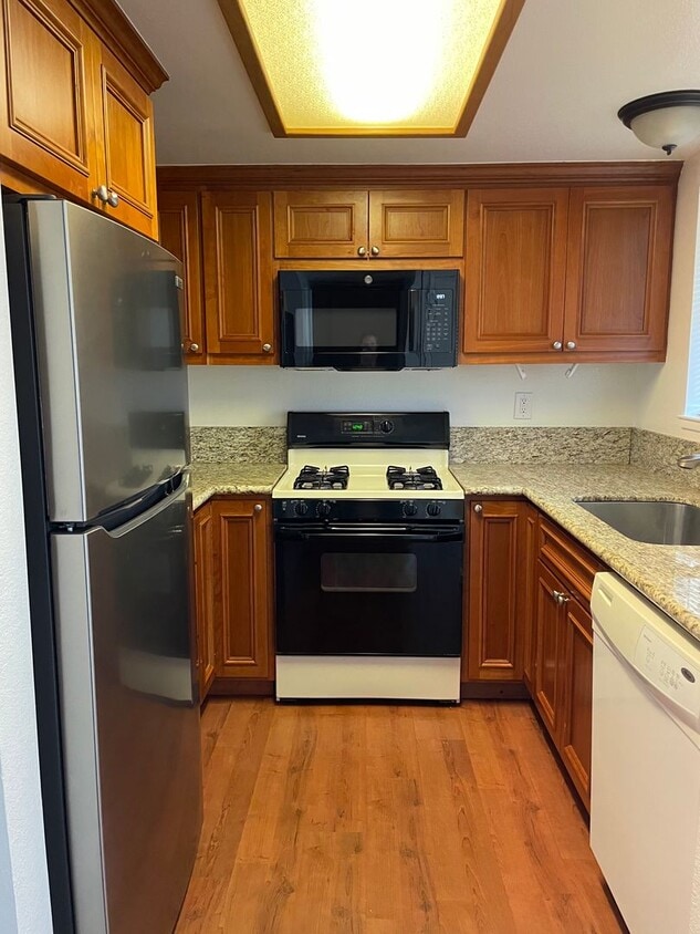Primary Photo - 3 bedroom 2.5 bath townhome Available now!