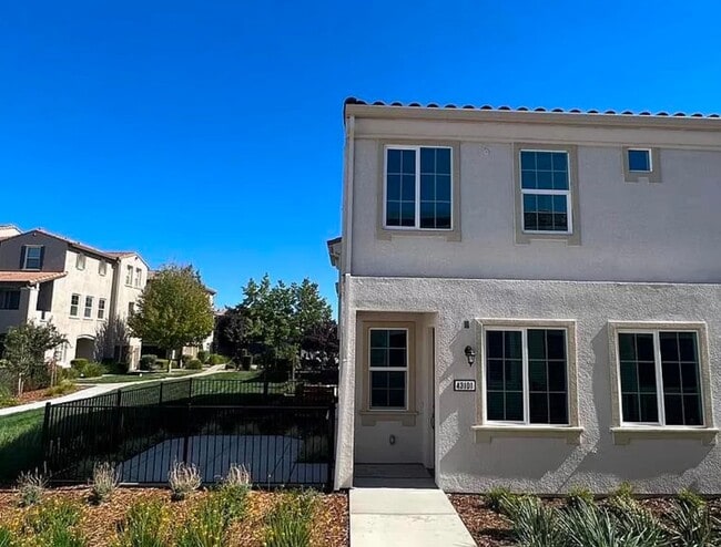 Photo - 5301 E Commerce Way House